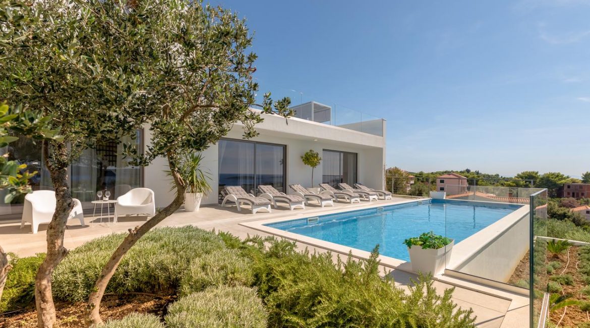pool luxury villa